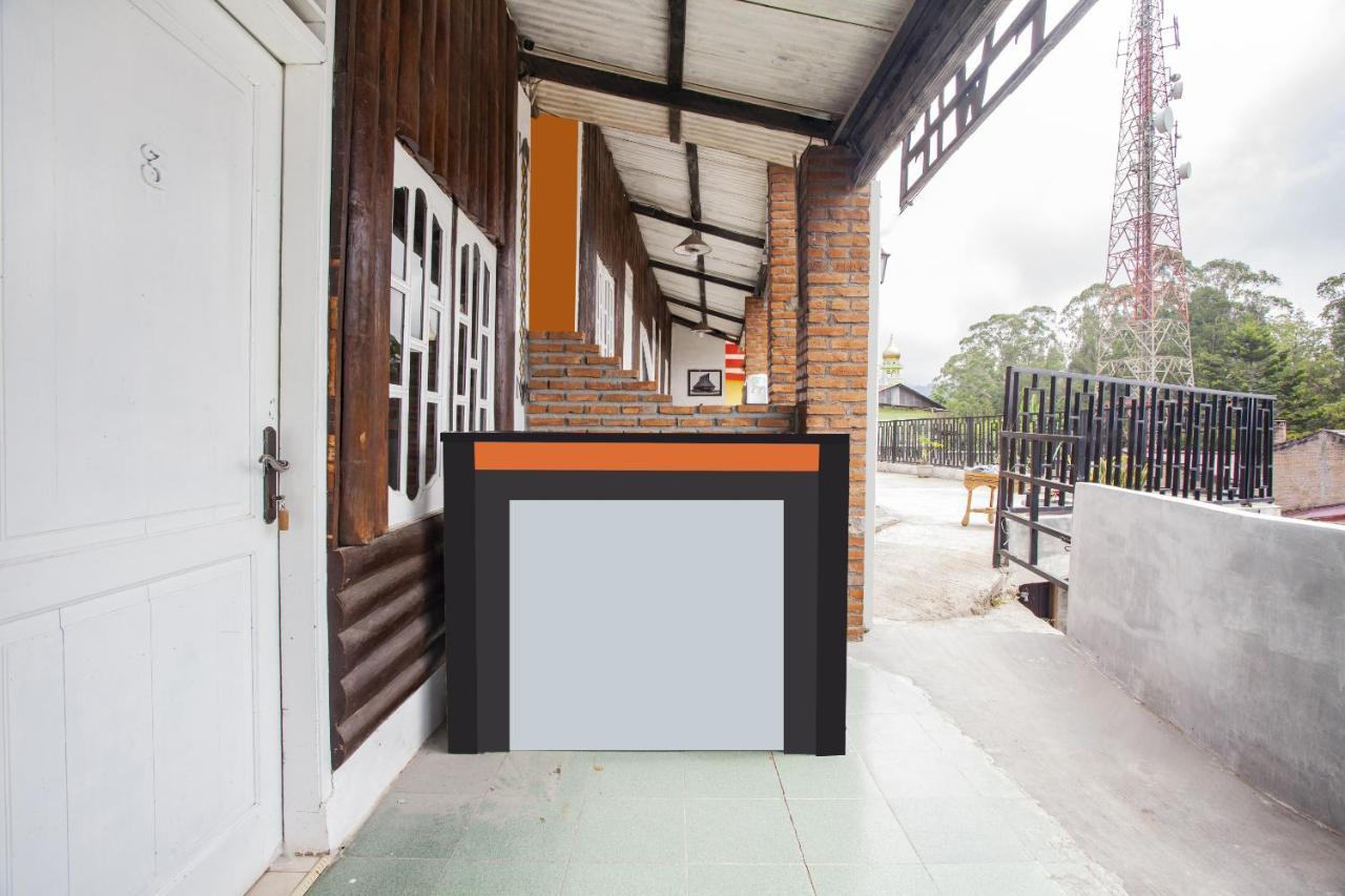 Oyo Flagship 2799 Berastagi Backpacker Rooms Exterior photo