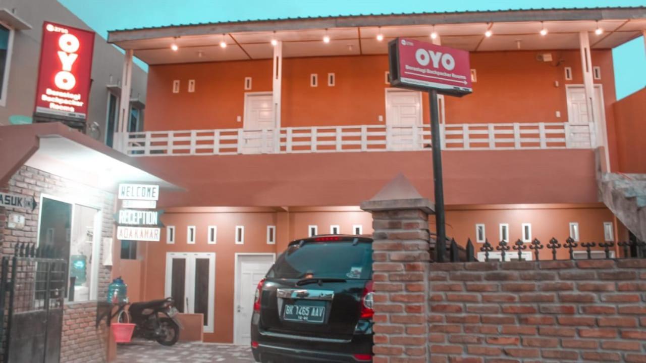 Oyo Flagship 2799 Berastagi Backpacker Rooms Exterior photo