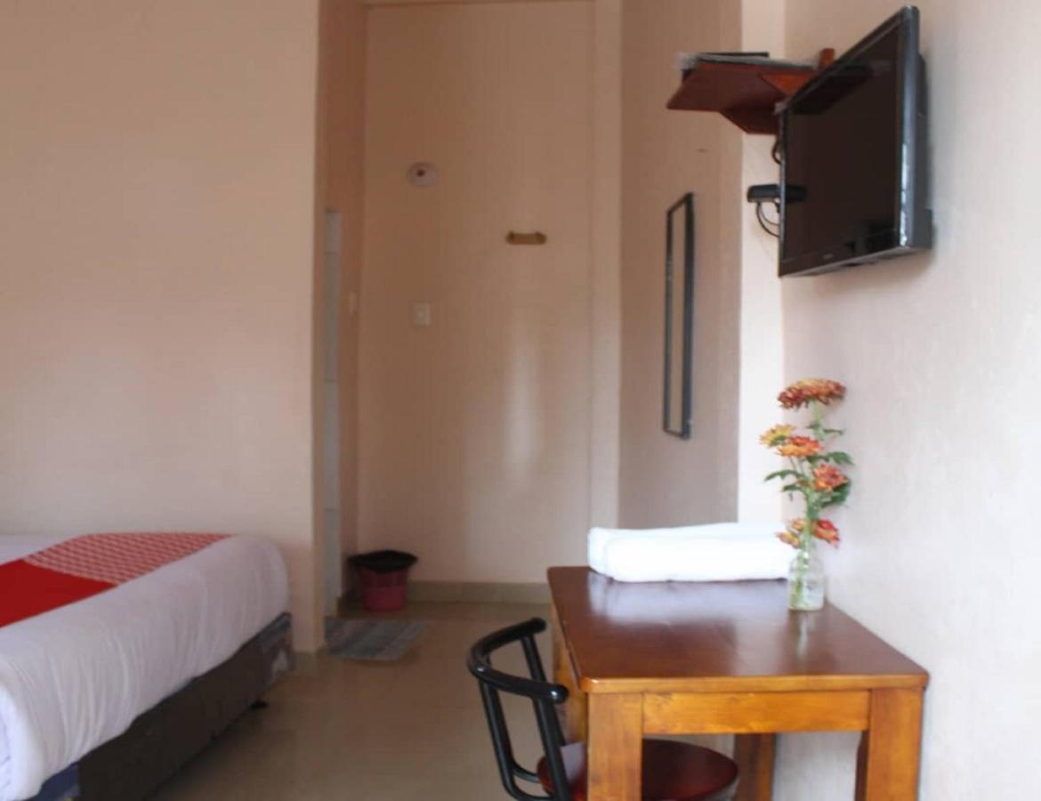 Oyo Flagship 2799 Berastagi Backpacker Rooms Exterior photo