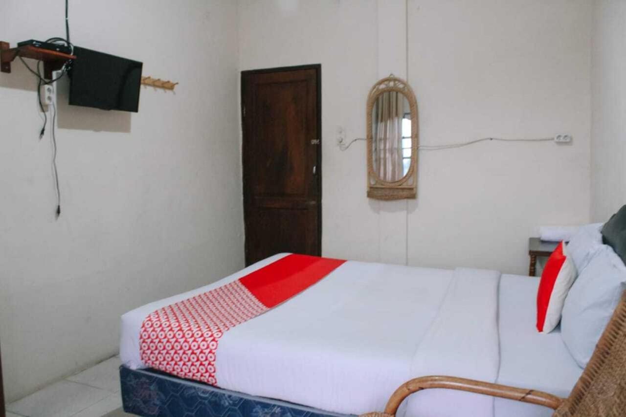 Oyo Flagship 2799 Berastagi Backpacker Rooms Exterior photo