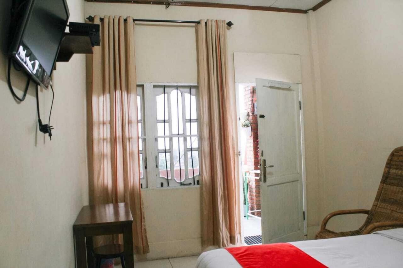 Oyo Flagship 2799 Berastagi Backpacker Rooms Exterior photo